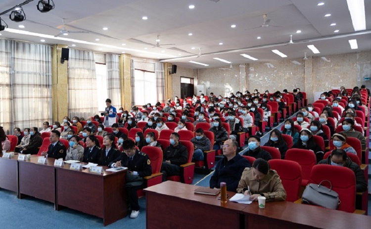 学校师生代表参加宣讲会.jpg