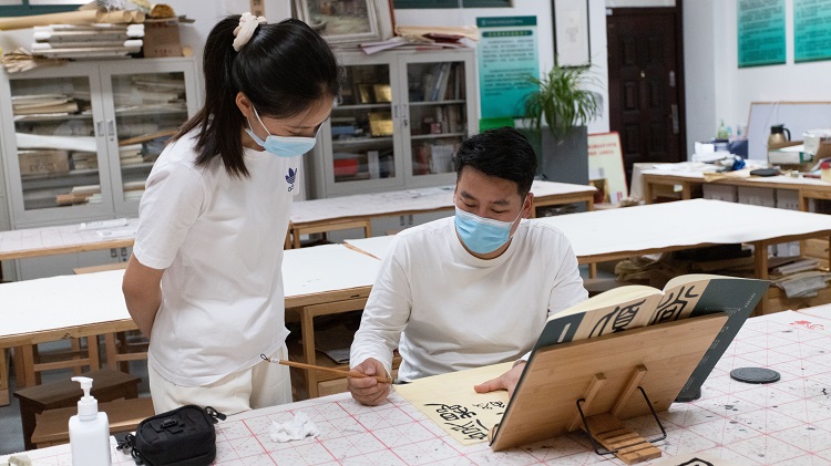 指导老师练习书法.jpg 指导老师练习书法.jpg